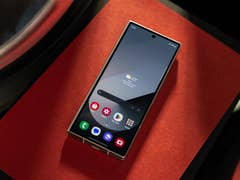 Le Samsung Galaxy Z Fold 6 plié vu de haut avec son écran allumé.