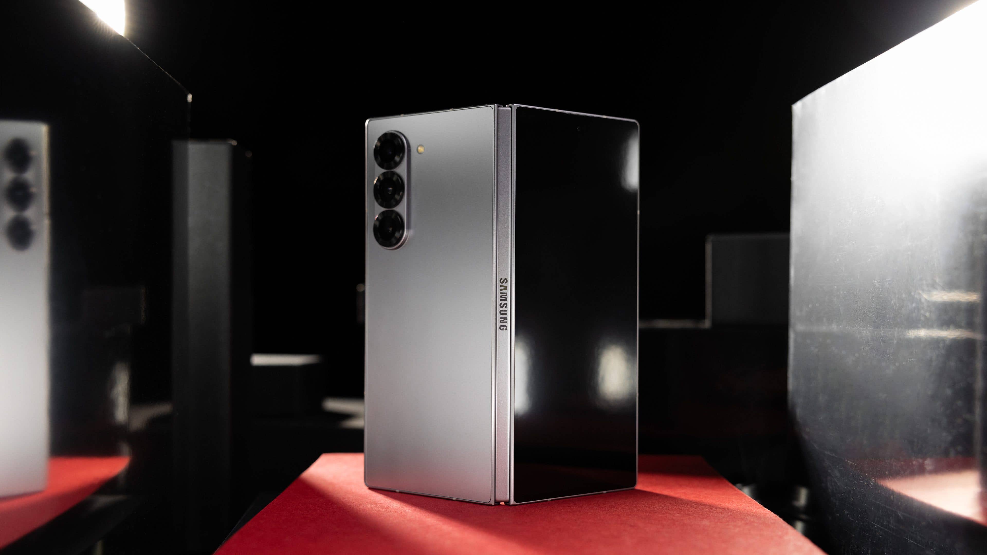 Le Samsung Galaxy Z Fold 6 posé verticalement, vu de dos et entreouvert.