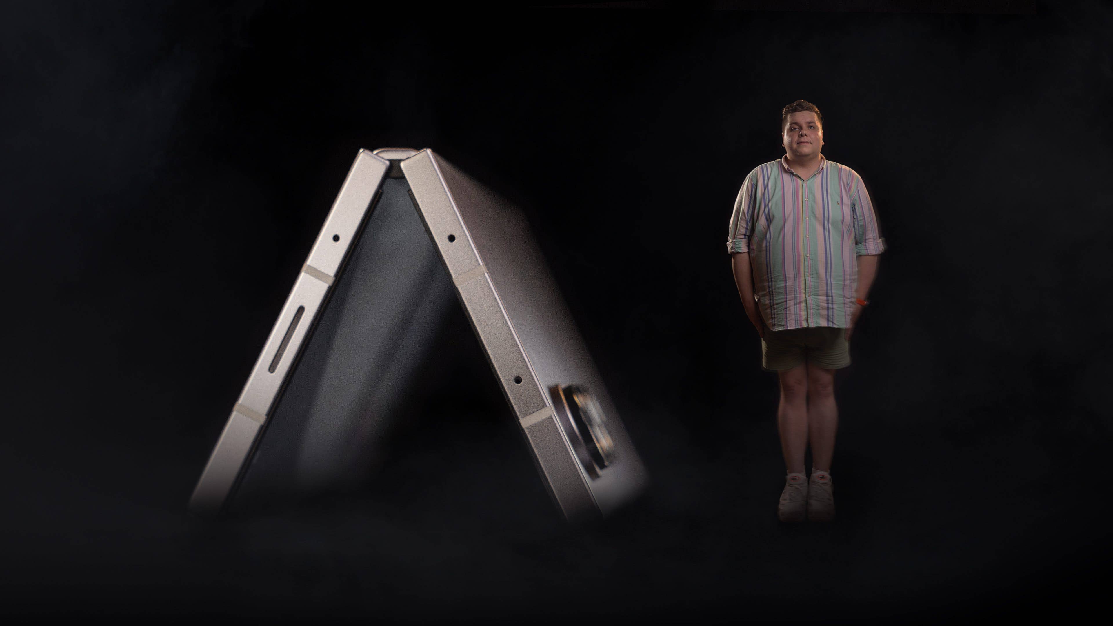 Un smartphone Samsung Galaxy Z Fold 6 affiché sous un angle avec une personne à proximité.