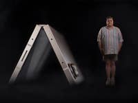 Un smartphone Samsung Galaxy Z Fold 6 affiché sous un angle avec une personne à proximité.