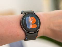 Le poignet d'une personne avec une Samsung Galaxy Watch 7 affichant un cadran coloré.