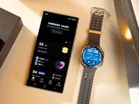 La Galaxy Watch Ultra à côté d'un smartphone avec les écrans allumés