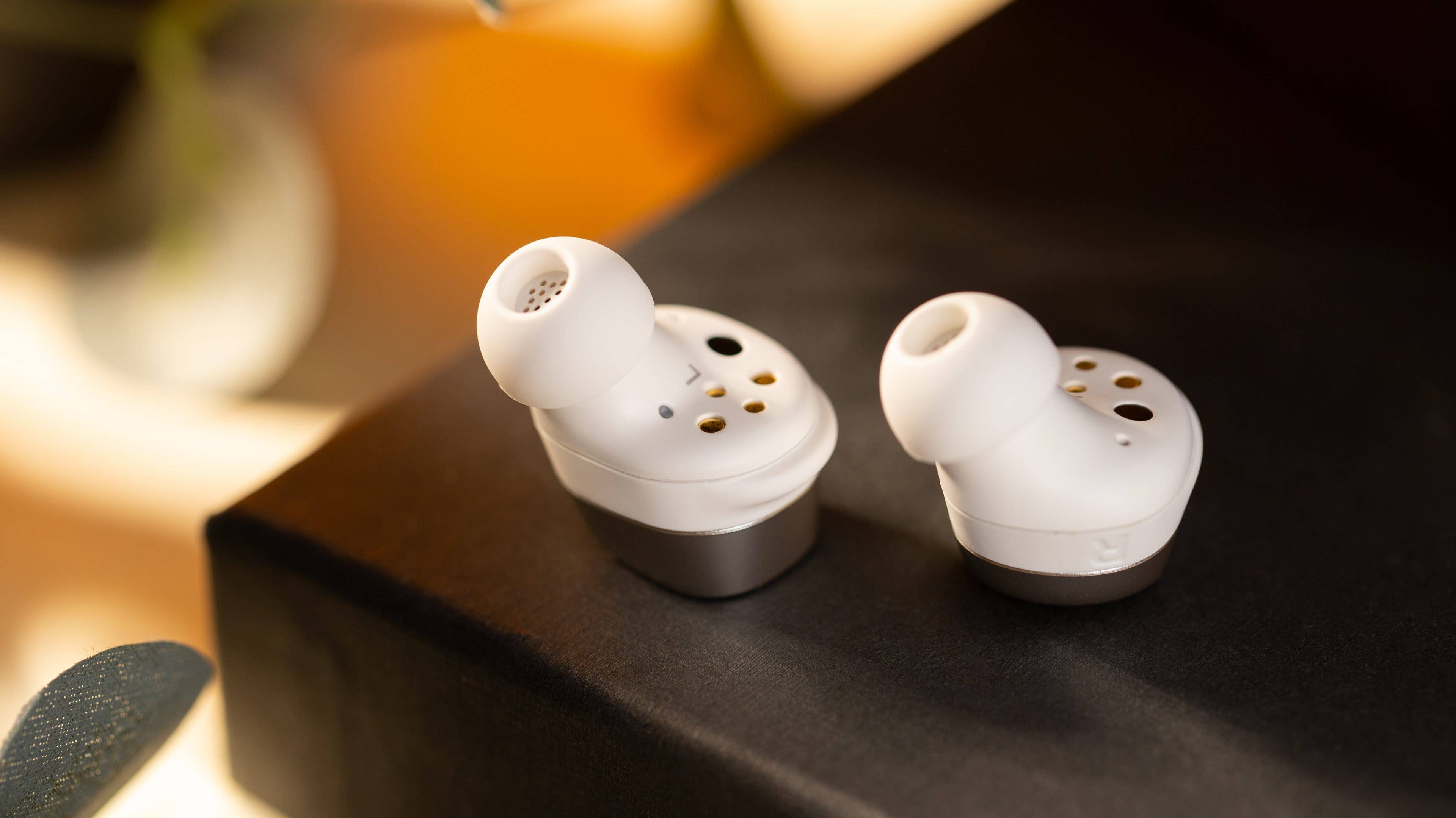 Les Sennheiser Momentum True Wireless 4 vus de haut et posés à l'envers sur une table