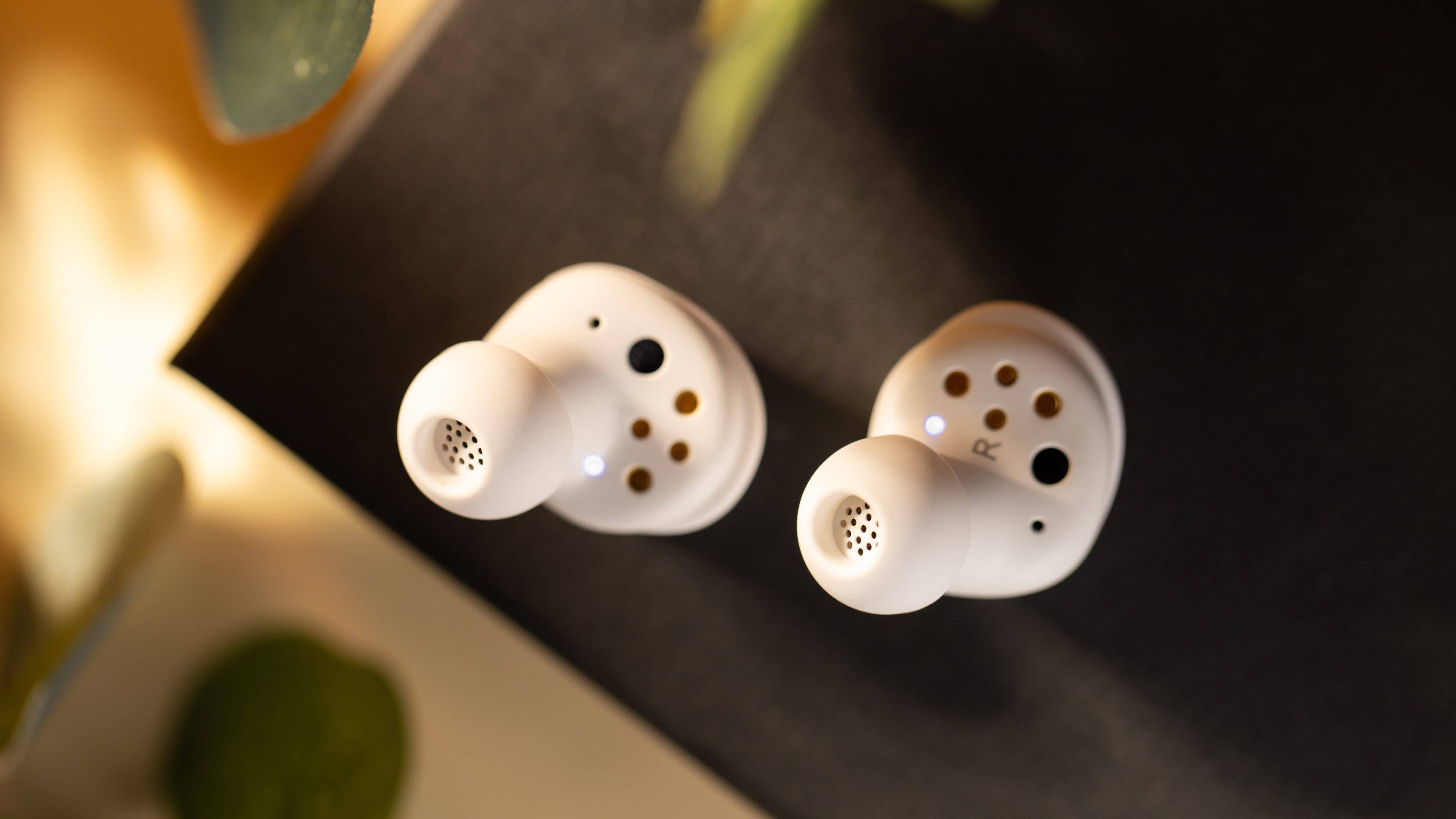 Les Sennheiser Momentum True Wireless 4 vus de haut et posés à l'envers sur une table