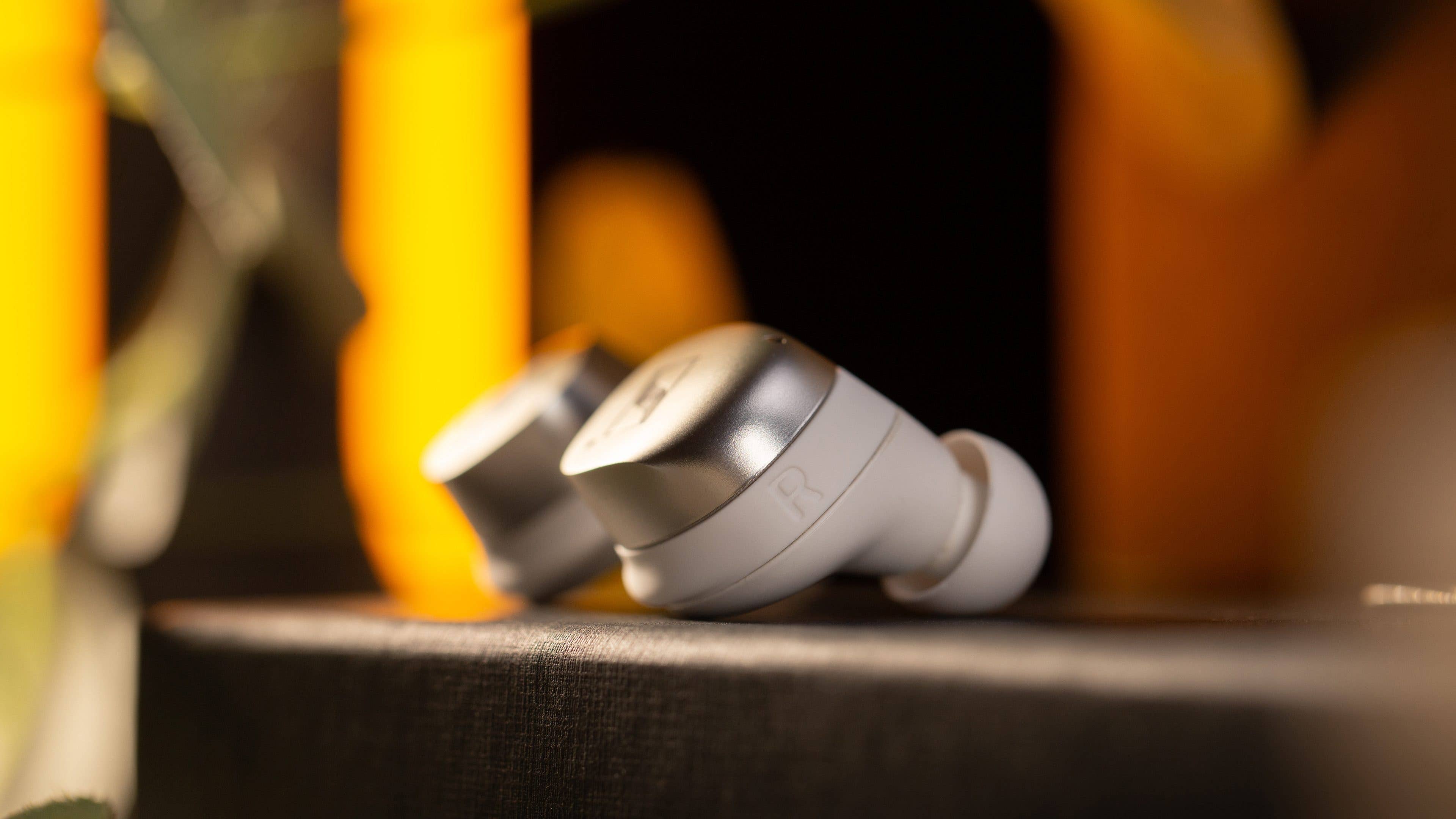 Les Sennheiser Momentum True Wireless 4 posés sur une table et vus de côté alignés l'un derrière l'autre