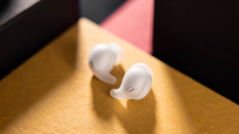 Une paire du0027écouteurs Sony LinkBuds Fit reposant sur une surface jaune.