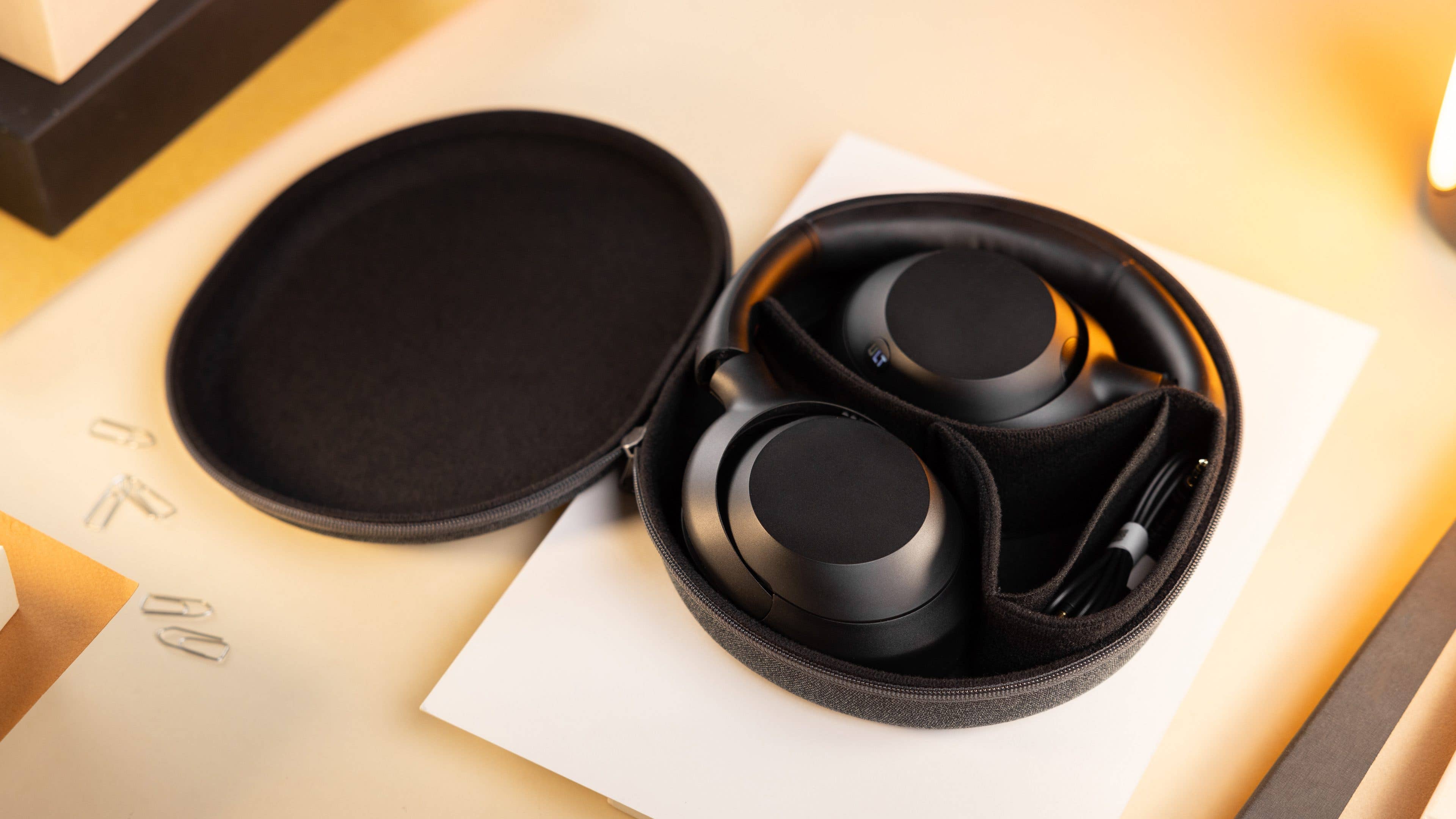 Le casque Bluetooth Sony ULT WEAR rangé dans son étui dont le couvercle est ouvert.