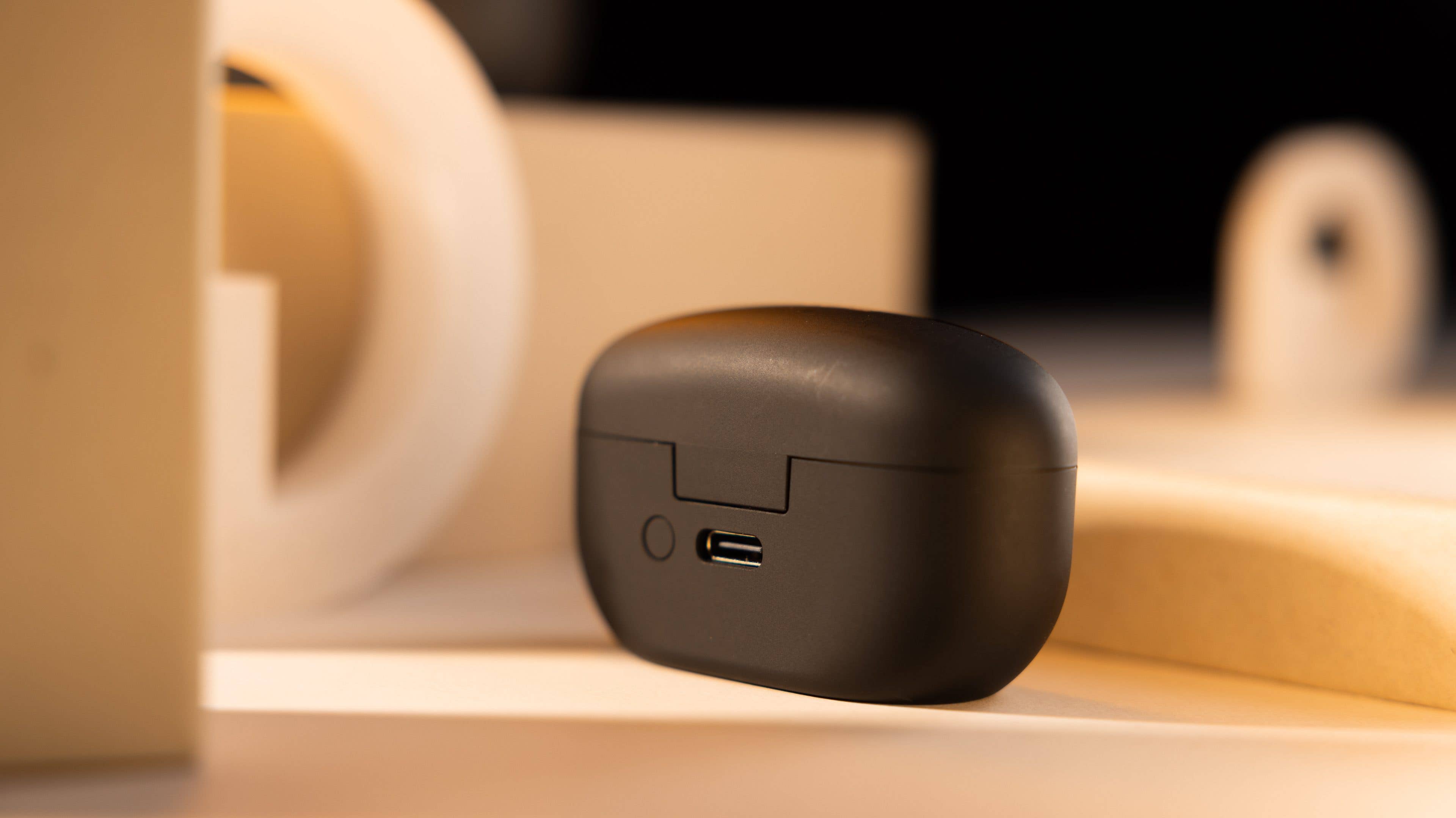 Le boîtier des écouteurs Sony WF-1000XM5 vu de derrière avec son port USB-C