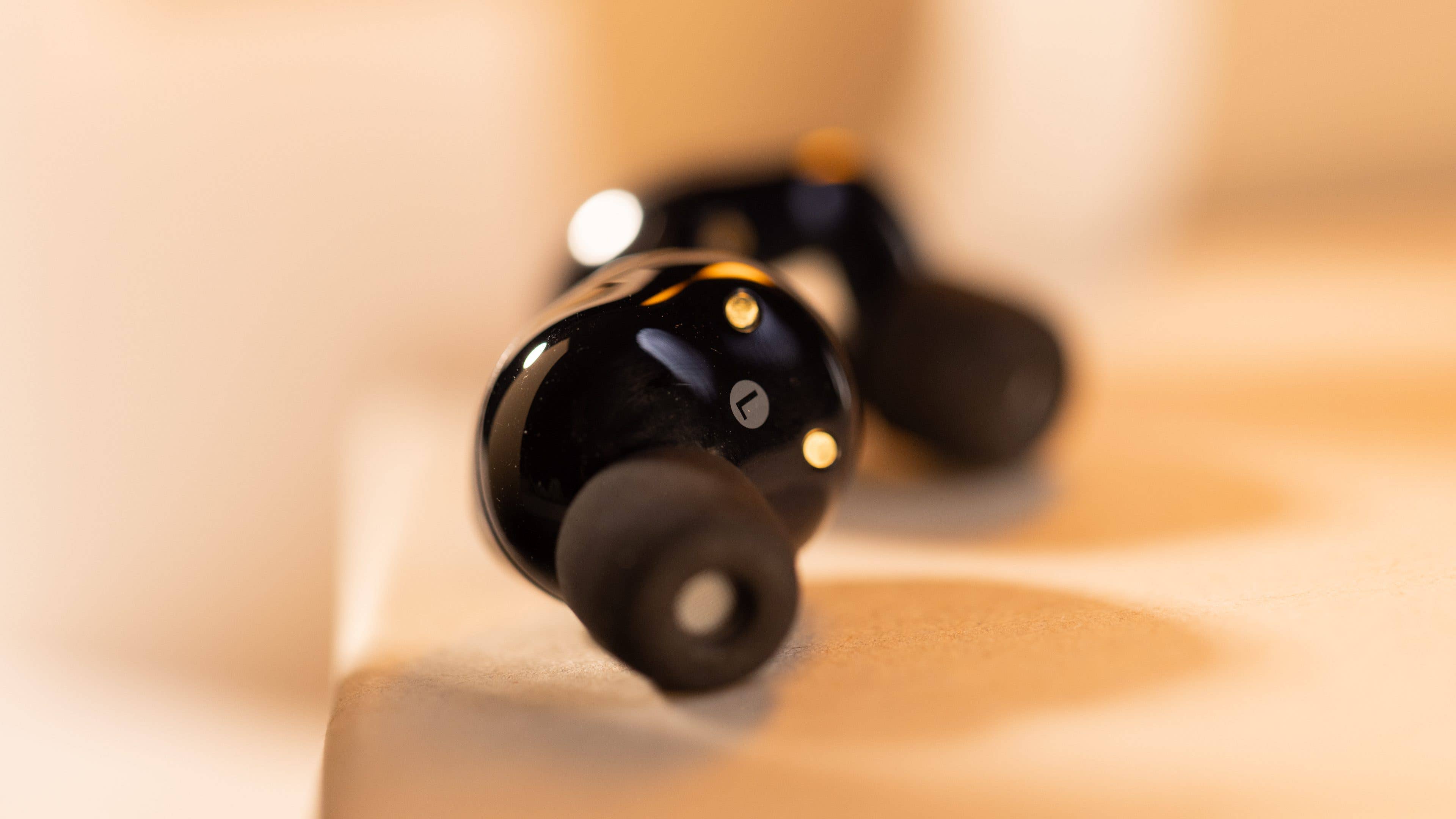 Les écouteurs Sony WF-1000XM5 avec un zoom sur la grille des transducteurs