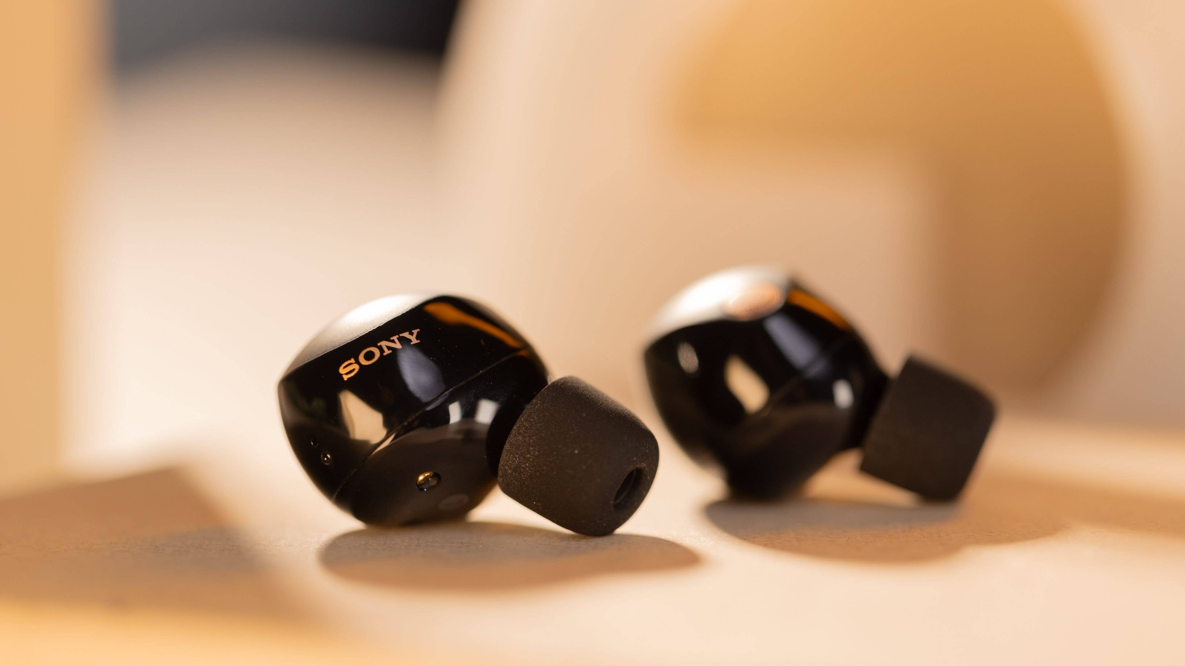 Les écouteurs Sony WF-1000XM5 vus de côté