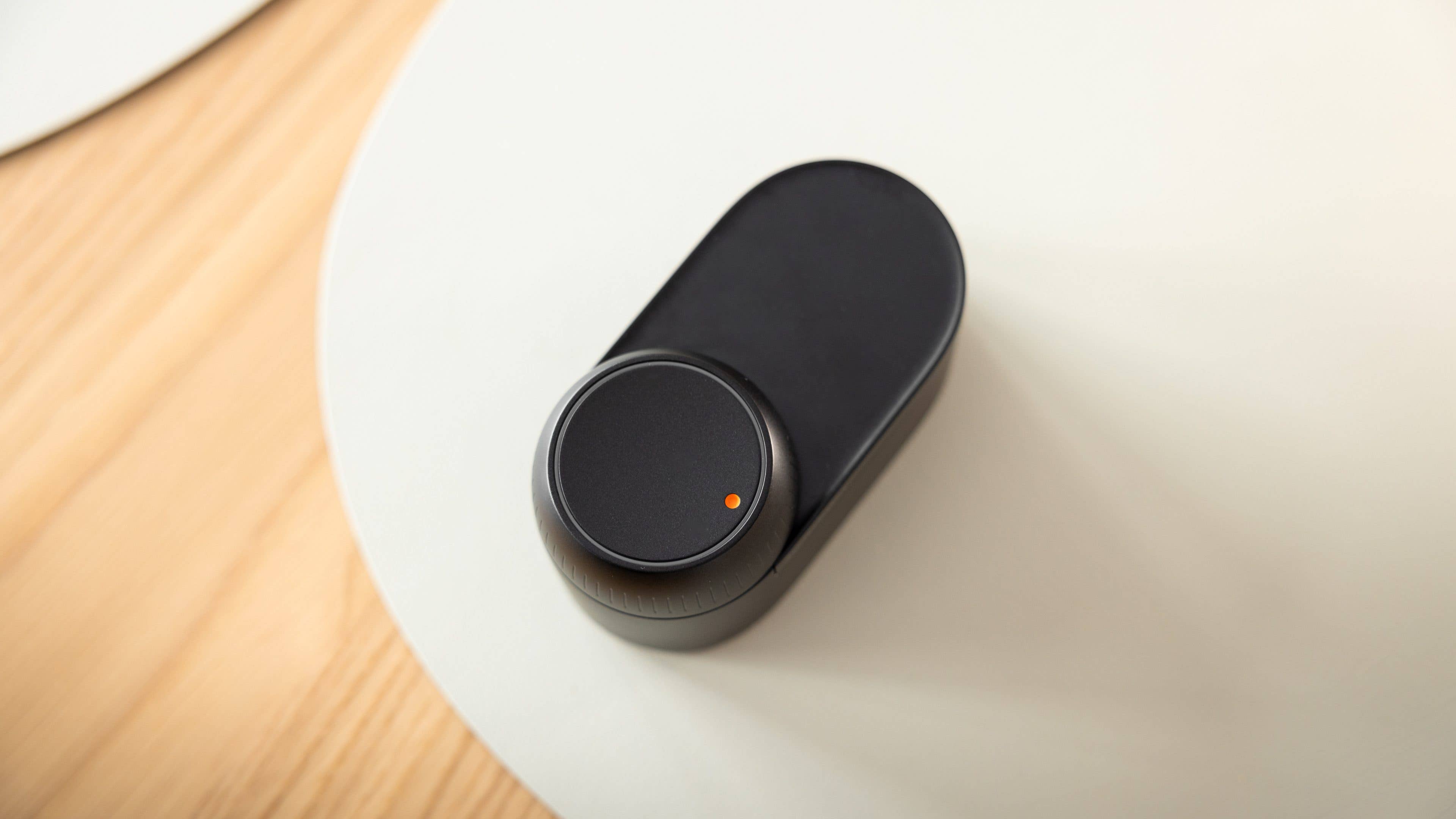 Un verrou SwitchBot Ultra Touch Combo noir sur un fond clair.