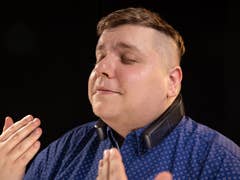 Un homme portant le climatiseur de cou Coolify Cyber autour du cou avec les mains levées devant lui.