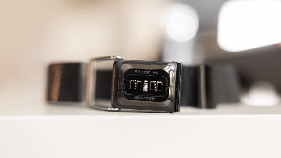 Vue rapprochée du0027un appareil portable affichant 'WHOOP MG' et 'ALWAYS ON' à lu0027avant.