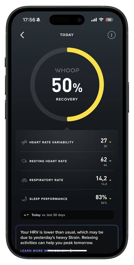 Smartphone affichant lu0027app Whoop avec 50% de récupération, valeurs cardiaques, indications de santé.