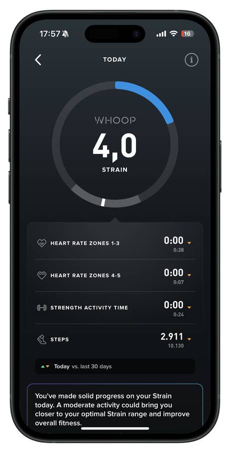 Lu0027app WHOOP affiche un score du0027effort de 4,0, des zones de fréquence cardiaque, et le nombre de pas.