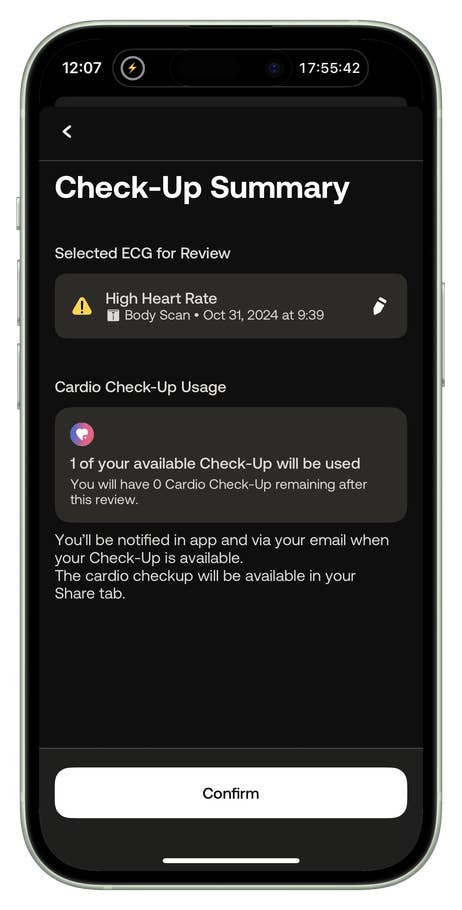 Écran de résumé de contrôle affichant lu0027examen ECG, alerte de fréquence cardiaque élevée et détails du0027utilisation du contrôle cardio.