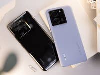 Le Xiaomi 13T Pro vu de dos avec son revêtement en cuir végétal bleu