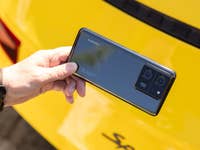 Le Xiaomi 13T Pro vu de dos tenu horizontalement par le coin inférieur gauche