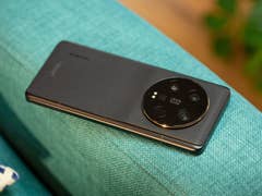 Le Xiaomi 13 Ultra pose face contre un canapé