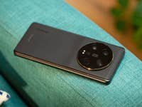 Le Xiaomi 13 Ultra pose face contre un canapé