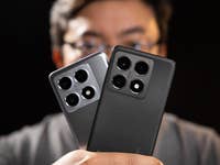 Une personne tenant deux smartphones Xiaomi 14T Pro, un gris et un noir, sur fond sombre.