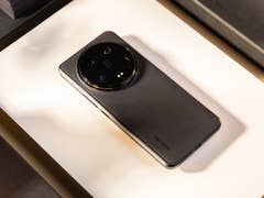 Le Xiaomi 14 Ultra vu de haut et posé à plat, avec son module photo visible