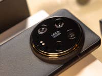 Le Xiaomi 14 Ultra vu de haut et posé à plat, avec son module photo visible