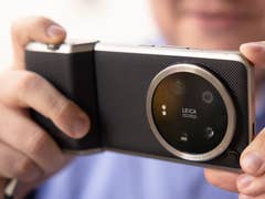 Le Xiaomi 14 Ultra tenu horizontalement avec le Pro Photography Kit