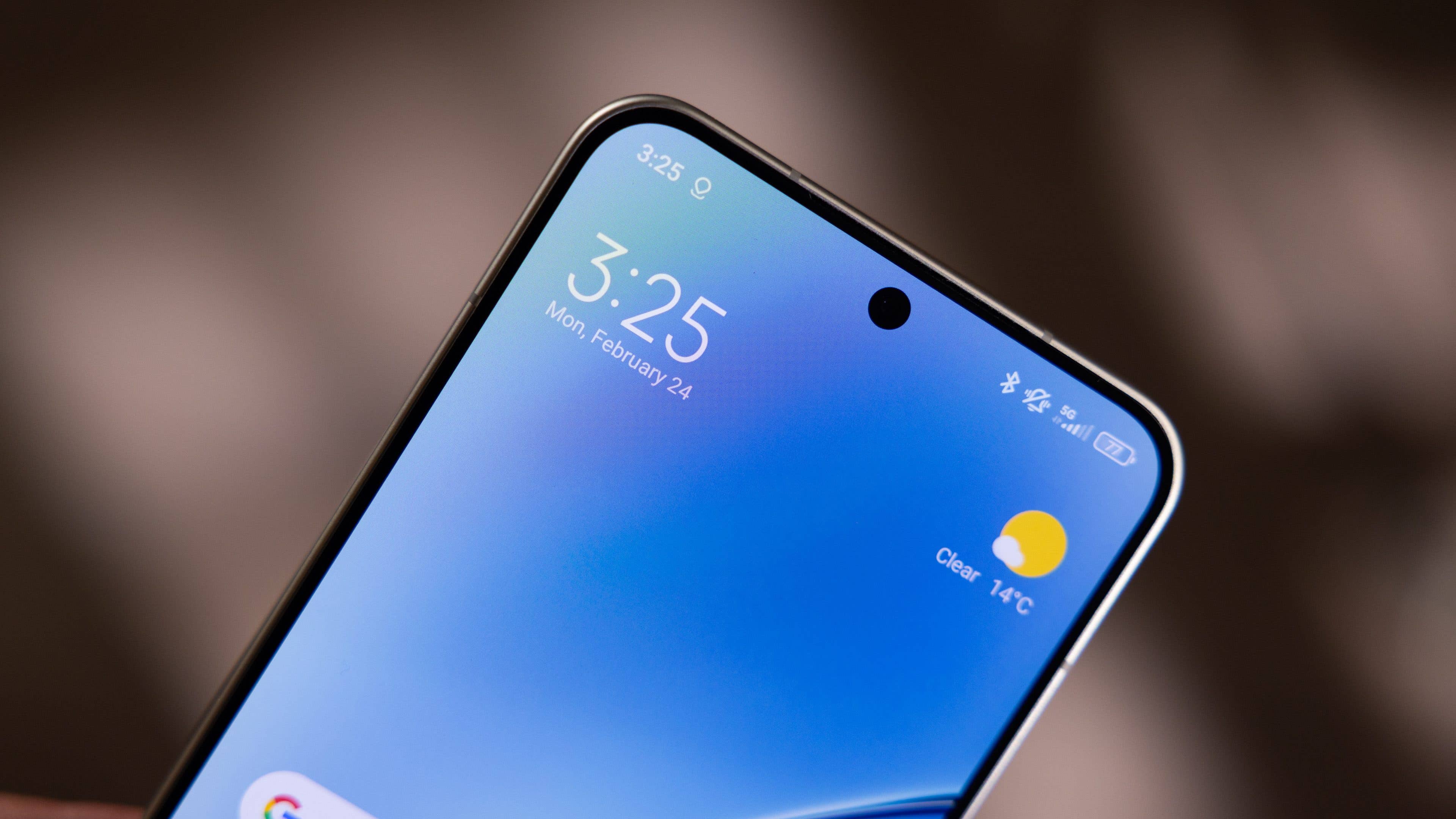 Gros plan de l'écran d'un smartphone Xiaomi 15 affichant l'heure 3:25 et des informations météorologiques.