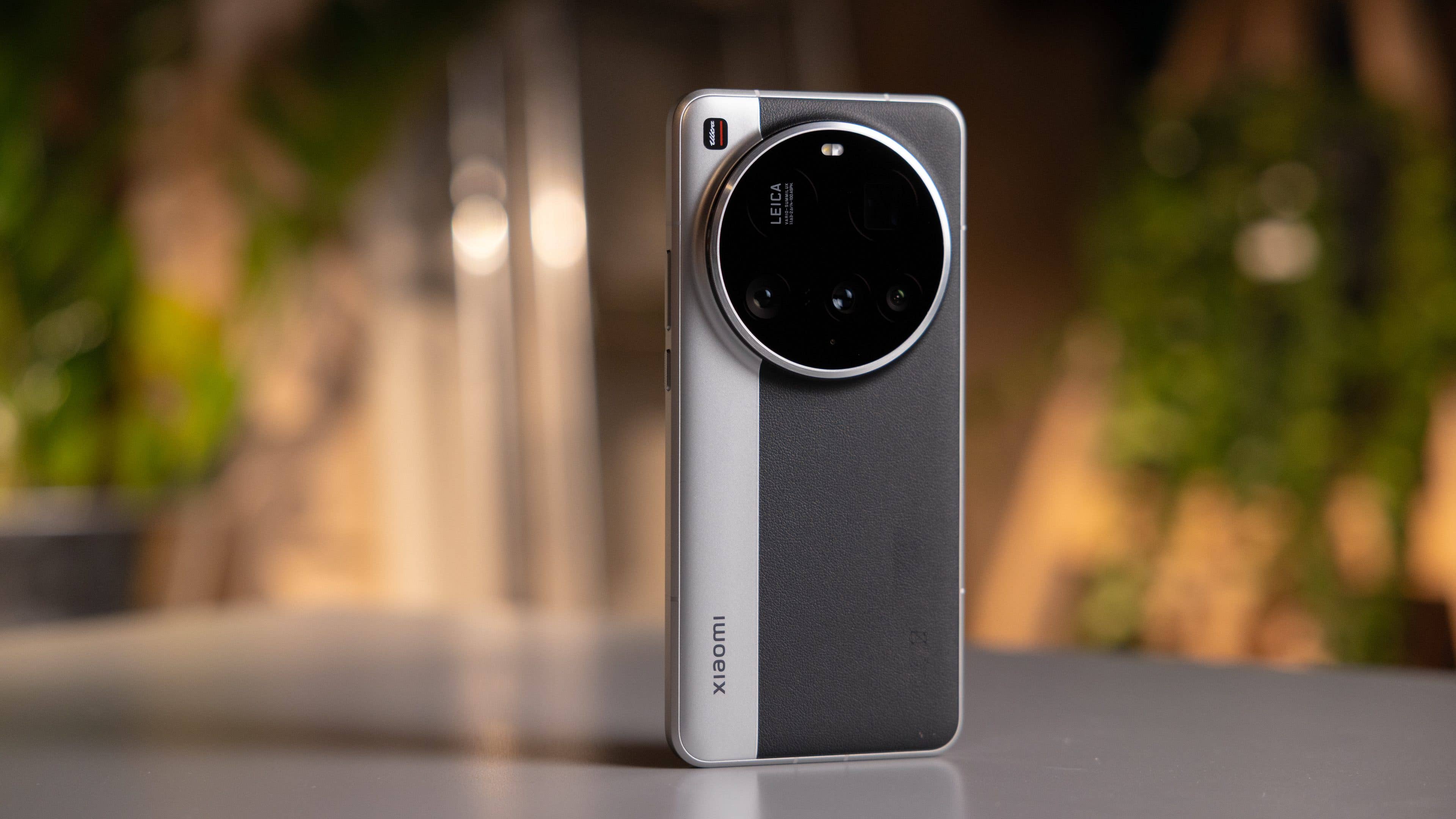 Smartphone Xiaomi 15 Ultra avec module photo circulaire sur un design élégant. Smartphone Xiaomi 15 Ultra avec module photo circulaire sur un design élégant.