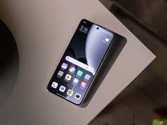 Smartphone Xiaomi 15 Ultra sur une table, affichant l'écran d'accueil et les icônes d'application.