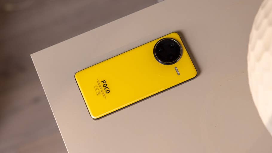 Un smartphone Poco F7 Ultra jaune posé sur une surface claire.