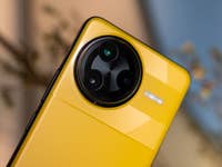 Gros plan d'un smartphone Poco F7 Ultra jaune mettant en avant son design de caméra.
