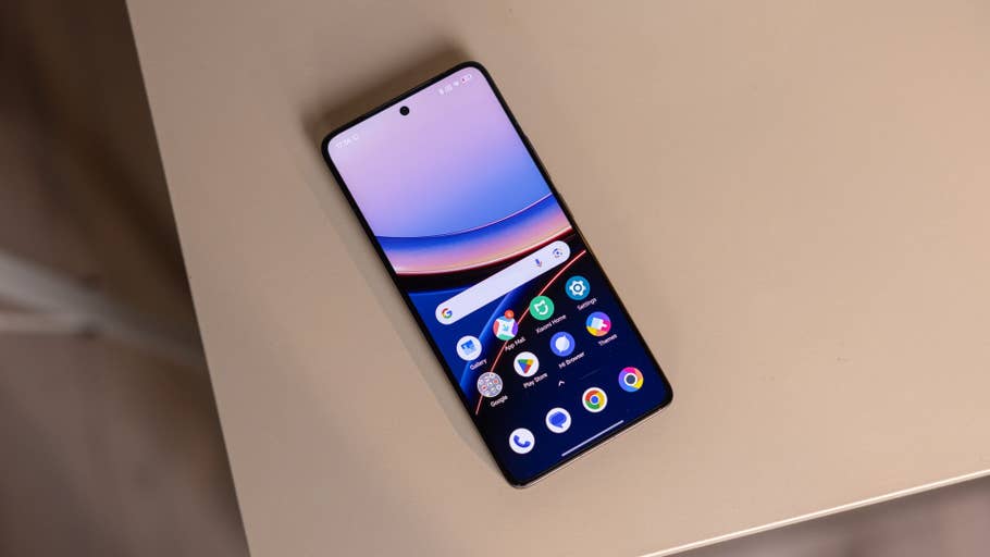 Un smartphone Poco F7 Ultra affichant un écran du0027accueil coloré sur une surface beige.