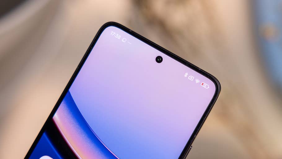 Gros plan sur lu0027écran du0027un smartphone Poco F7 Ultra présentant un design minimaliste.