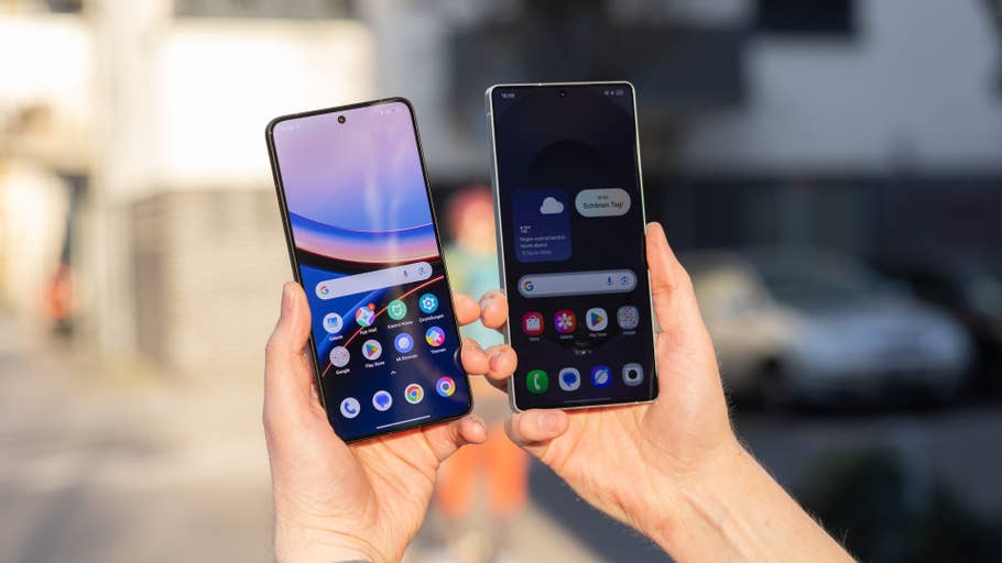 Deux smartphones tenus en main à lu0027extérieur, lu0027un affichant une interface du0027application colorée et lu0027autre un widget météo.