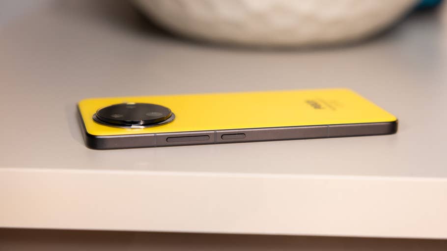 Un smartphone Poco F7 Ultra jaune reposant sur une surface avec un module de caméra rond et des boutons latéraux.