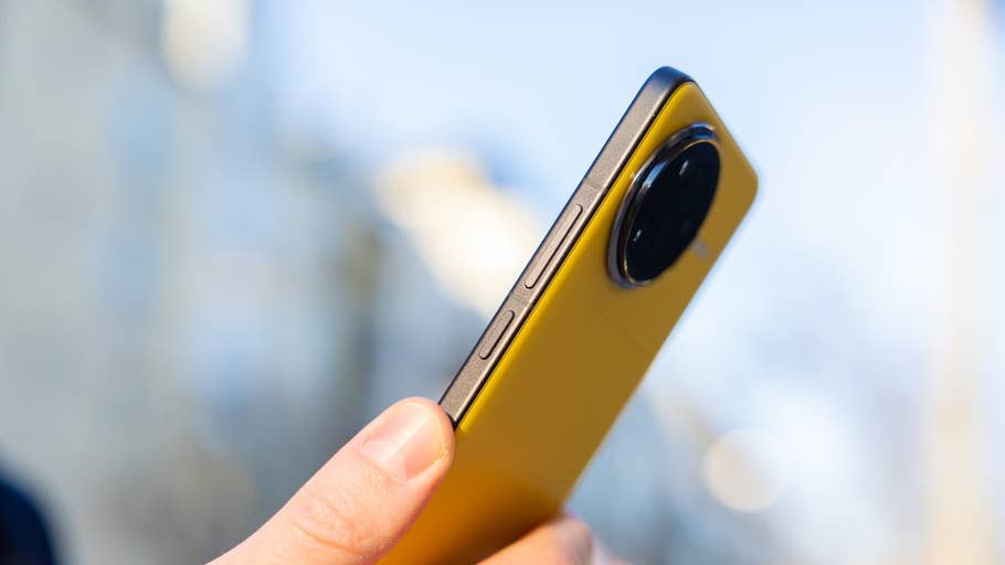 Une main tenant un smartphone jaune Poco F7 Ultra, montrant ses boutons latéraux et sa caméra.
