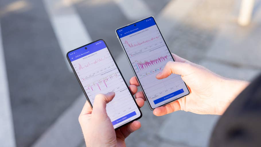 Deux smartphones Poco F7 Ultra affichant des graphiques de benchmark, en extérieur.