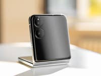 Un smartphone Xiaomi Mix Flip posé sur une table, mettant en avant son design élégant et sa configuration à double caméra.