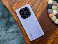 Un smartphone Xiaomi Redmi Note 14 Pro Plus 5G de color lavanda sobre una mesa de madera.