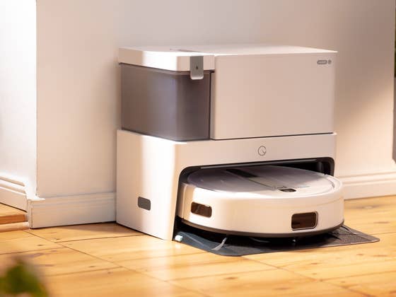 Vous allez être absorbés par ce robot aspirateur avec station et sa réduction de -100€