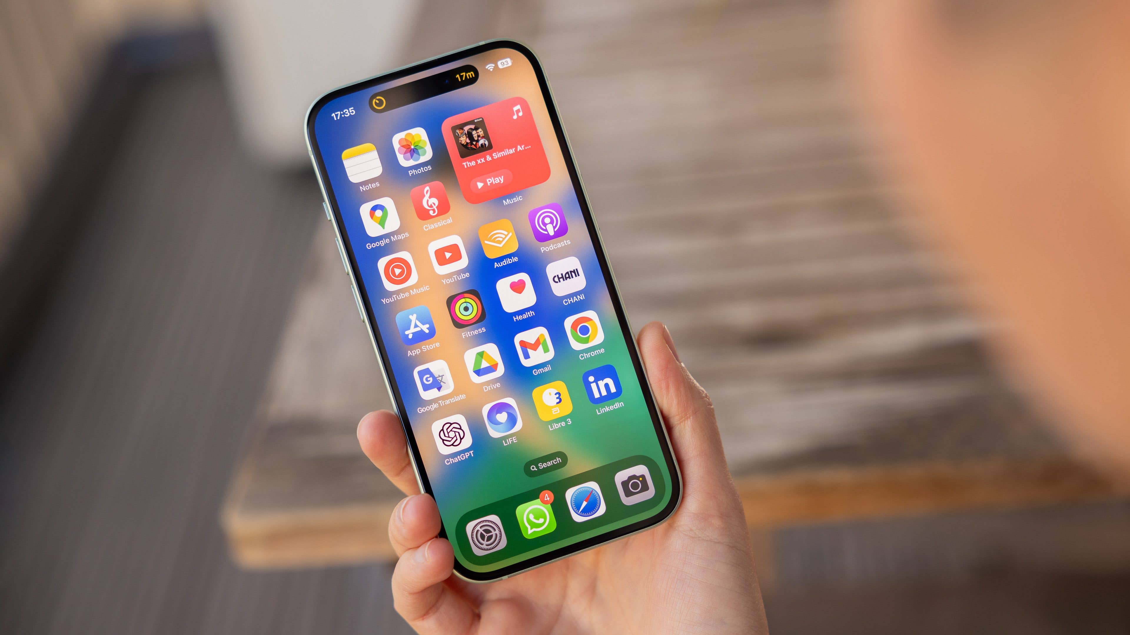 L'iPhone 15 vu de face et de haut avec son écran allumé