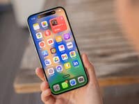 L'iPhone 15 vu de face et de haut avec son écran allumé