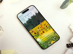 L'iPhone 15 Pro d'Apple vu de face et de haut avec son écran allumé