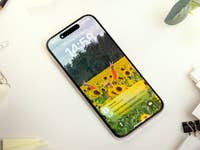 L'iPhone 15 Pro d'Apple vu de face et de haut avec son écran allumé