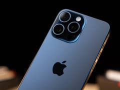 L'iPhone 15 Pro Max vu de dos ave un zoom sur son triple module photo arrière