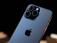 L'iPhone 15 Pro Max vu de dos ave un zoom sur son triple module photo arrière