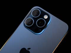 L'iPhone 15 Pro Max vu de dos ave un zoom sur son triple module photo arrière