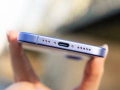 Gros plan d'un iPhone 16 montrant le bas avec un port USB-C et des trous de haut-parleur.